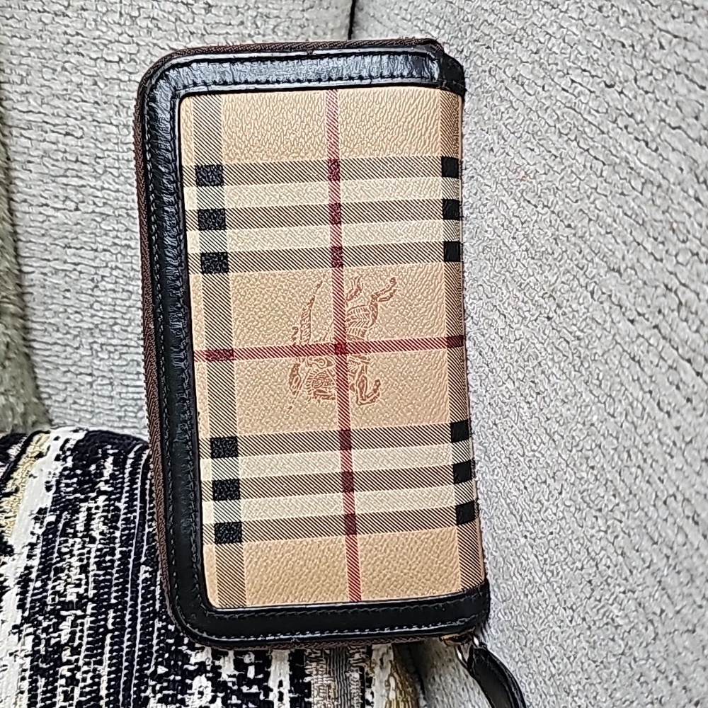 EUC Vintage Burberry House of Cards Wallet